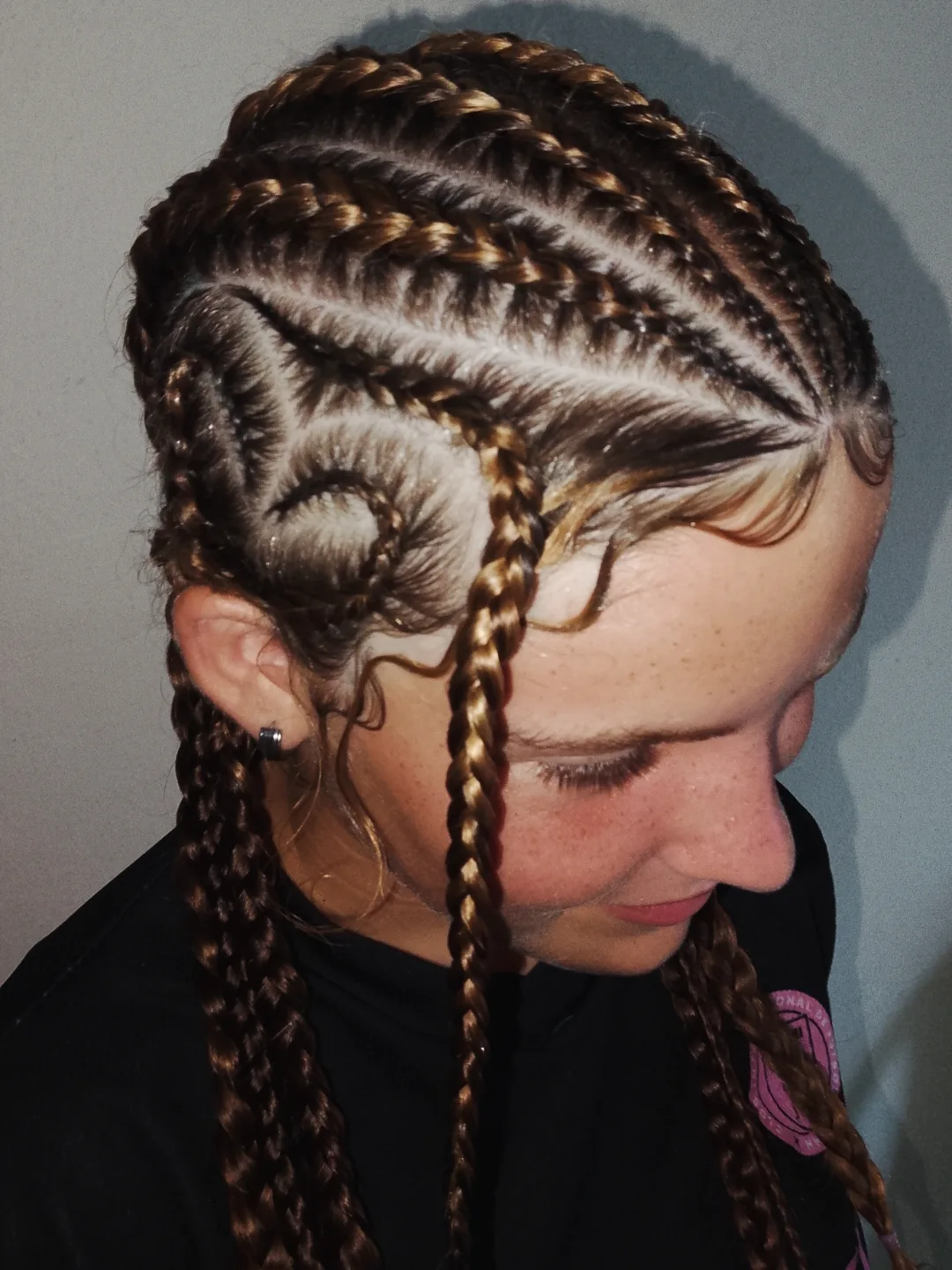 Trenzas pegadas con diseño central por BraidsLaRosa